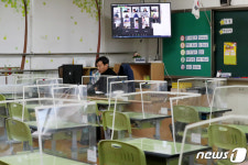 원격수업으로 학생들 만나는 선생님