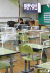 빈 교실에서 원격수업하는 선생님