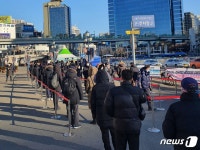 감기 먼저 걸릴라 서울역 임시진료소 칼바람 속 1시간…면봉검사 여전