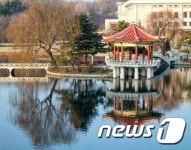 북한, 안주시 칠성공원 개건…나무 우거진 공원 속 작은 섬과 폭포