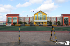 굳게 닫힌 김녕초등학교