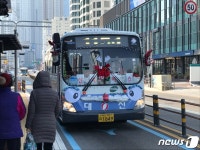 버스 타고 온 산타…부산 해운대엔 산타버스가 달린다