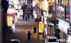 꺾이지 않는 코로나19 증가세, 한산한 종로거리