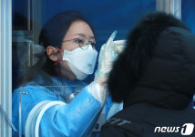 코로나19 신규확진 1053명...나흘째 1천명대