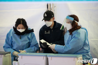 임시 선별진료소 업무 지원하는 육군 현장지원팀