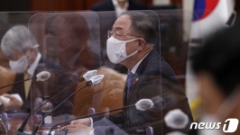 혁신성장 BIG3 추진회의 발언하는 홍남기 부총리