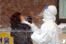 광주기독병원 의료진·환자 등 5명 확진…적막감 흐르는 선별진료소