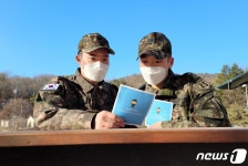 감사편지 읽는 25사단 왕포포병대대 장병들