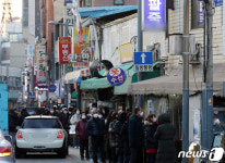 동지팥죽 기다리는 시민들