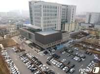 코로나19 확산 대응 휴정 돌입에도 차량 가득한 전주지법 주차장
