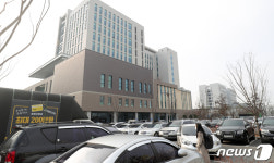 휴정에도 차량 가득한 전주지방법원 주차장