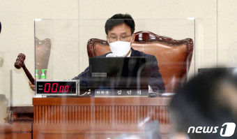 권덕철 보건복지부 장관 후보자 인사청문회 보고서 채택하는 김민석 위원장