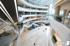 수도권 5인 이상 집합금지 시행 첫날 썰렁한 대형쇼핑몰