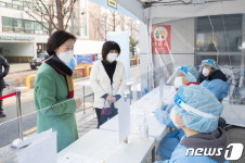 신월체육센터 임시선별진료소 방문한 김수영 양천구청장