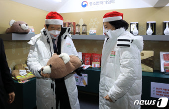 라이브마켓 둘러보는 정세균 총리와 박영선 장관