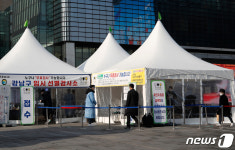 거리두기 실천하며 코로나 검사