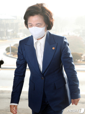 출근하는 추미애 법무부장관