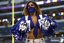 응원하는 NFL 댈러스 카우보이스의 치어리더
