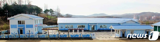 북한 해주시에 들어선 좌양산샘물공장 전경