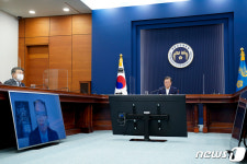 스테판 반셀 모더나 CEO와 영상 통화하는 문재인 대통령