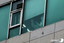 창문 밖 내다보는 효플러스요양병원 관계자