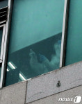 창문 밖 내다보는 효플러스요양병원 관계자