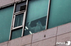 창문 밖 내다보는 효플러스요양병원 관계자