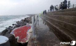[명민호 전복] 시신 신원 확인부터…찢겨진 선체 앞 가족들 오열