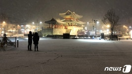 “연말 분위기 안 나요”…전주 풍남문 광장은 ‘고요’