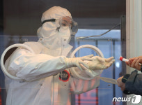 검체 검사로 분주한 의료진