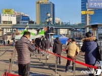 새해벽두 선별진료소 100m 긴줄…해돋이 대신 왔어요