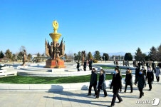 북한 주민들, 금수산태양궁전서 새해 맞이