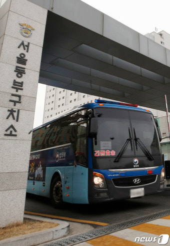 서울 동부구치소 나서는 코로나19 확진 재소자 호송차량
