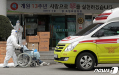 광주 한 요양병원 62명 확진...확진자 이송