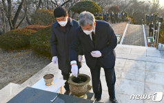 충혼탑 참배로 군정 시작하는 곽용환 고령군수