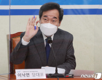 손인사하는 이낙연 대표