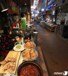 점심시간에도 한산한 울산 신정시장 먹거리골목