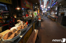 점심시간대 손님 찾기 힘든 울산 신정시장 먹거리 골목