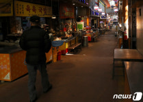 점심시간에도 한산한 울산 신정시장 먹거리골목