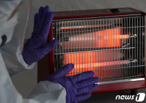 온열기로 손 녹이는 의료진