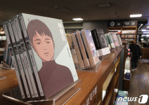 롯데제과, 가나초콜릿 새 광고에 소설 아몬드 일러스트 협업