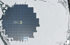 얼어붙은 저수지와 태양광 발전소