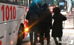 스마트폰도 안보게 만든 한파…영하 12도, 부산 맞나요