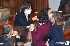 토론 마치고 의원들과 인사 나누는 강은미 원내대표