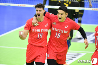 '단독선두' 흥국생명, 현대건설 3-0 완파…2위와 승점 10점차(종합)