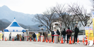 코로나19 검사 위한 장사진