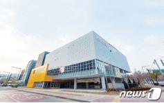 도서 7만4천권·수납식 관람석 양천중앙도서관 개관