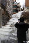 한파에 계단이 꽁꽁