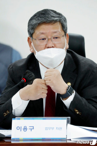 검찰 개혁 답변하는 이용구 법무차관
