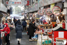 설 명절 한 달 앞으로...전통시장은 한산한 분위기